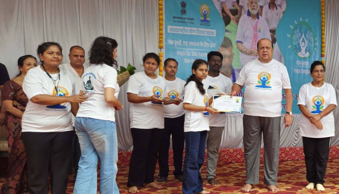 महाराष्ट्र राज्याचे वैद्यकीय शिक्षण मंत्री श्री.मा हसन मुश्रीफ यांच्या हस्ते आंतरराष्ट्रीय योग दिनानिमित्त शासकीय योग व निसर्गोपचार महाविद्यालय उत्तुर येथे झालेल्या पोस्टर मेकिंग व रांगोळी स्पर्धांचा पारितोषिक स्वीकारताना आपल्या महाविद्यालयाचे विद्यार्थी