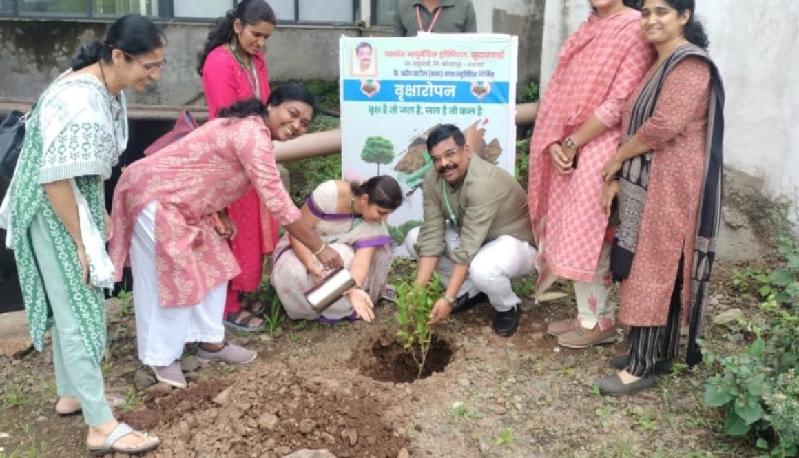 कै.मा.प्रदीप यशवंत पाटील (बाबा) यांच्या १२ व्या पुण्यस्मरण दिनानिमित्त, प्रदीप पाटील आयुर्वेदिक मेडीकल कॉलेज संलग्नित यशवंत चॅरिटेबल हॉस्पिटल, खुटाळवाडी व यशस्वी फौंडेशन, कोडोली यांच्या संयुक्त विद्यमाने महाविद्यालय व हॉस्पिटल परिसरामध्ये वृक्षारोपण कार्यक्रम आयोजित करण्यात आला.